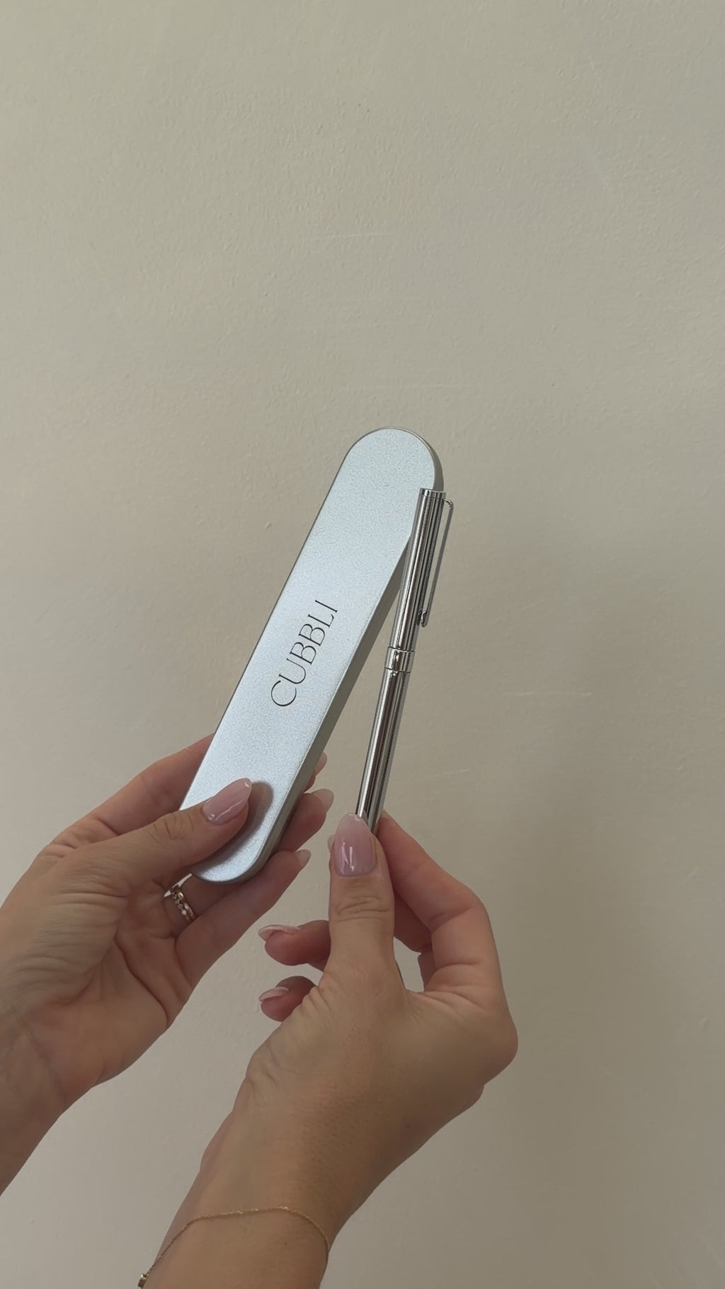 Video of hands opening the CUBBLI Heritage pen case to reveal the chrome pen