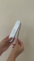 Video of hands opening the CUBBLI Heritage pen case to reveal the chrome pen