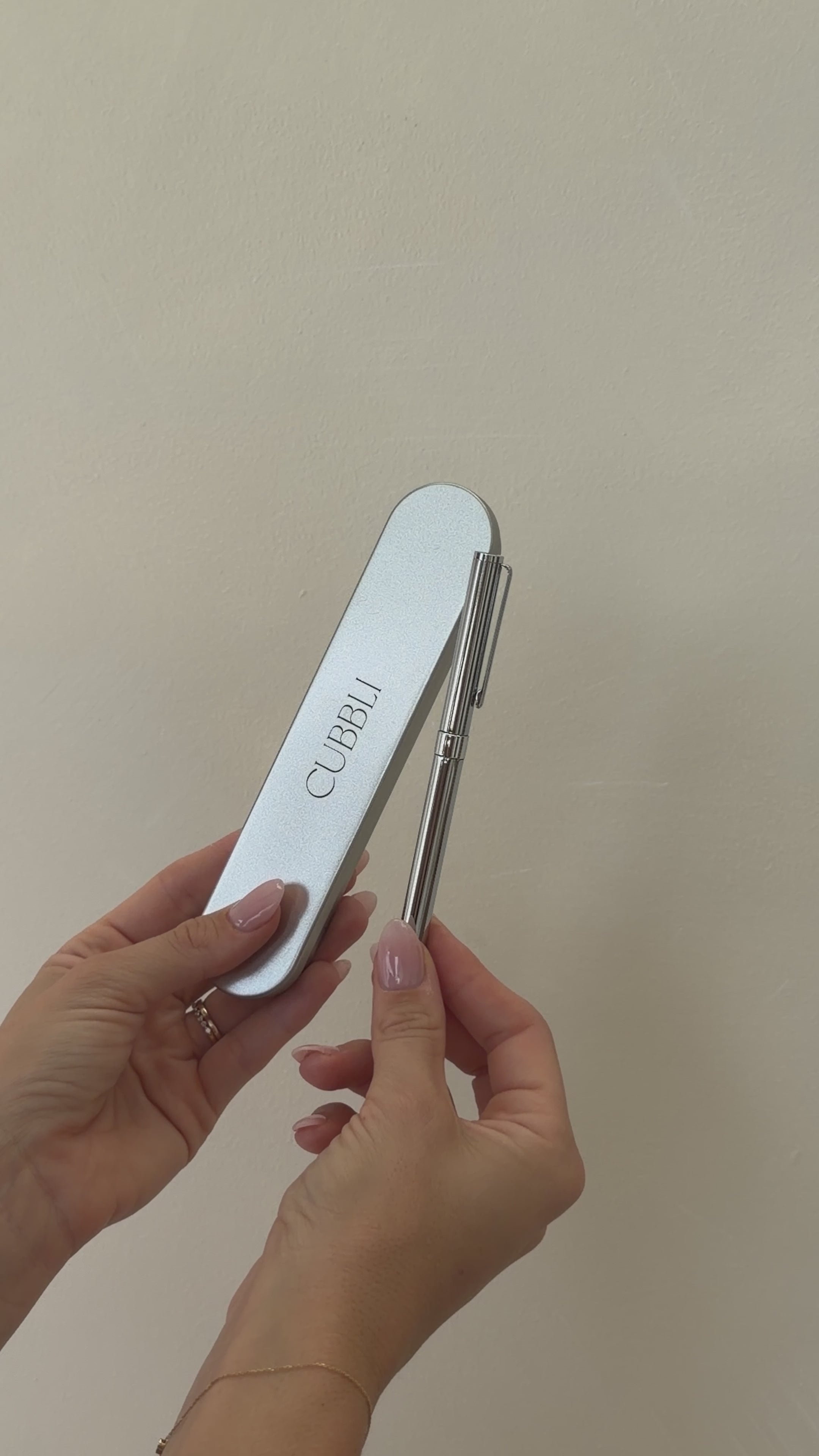 Video of hands opening the CUBBLI Heritage pen case to reveal the chrome pen